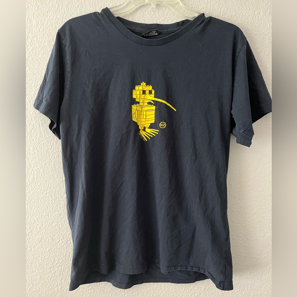 Global Culture Kiwi - Men’s Medium T-shirt with Kiwi Lego design